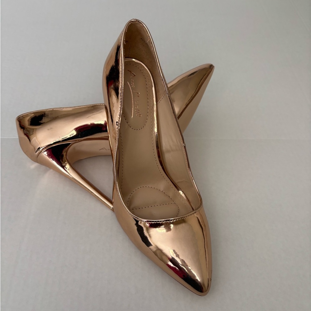 Anne Michelle Gold 4-inch heel pointed-toe size 8/38
Pumps